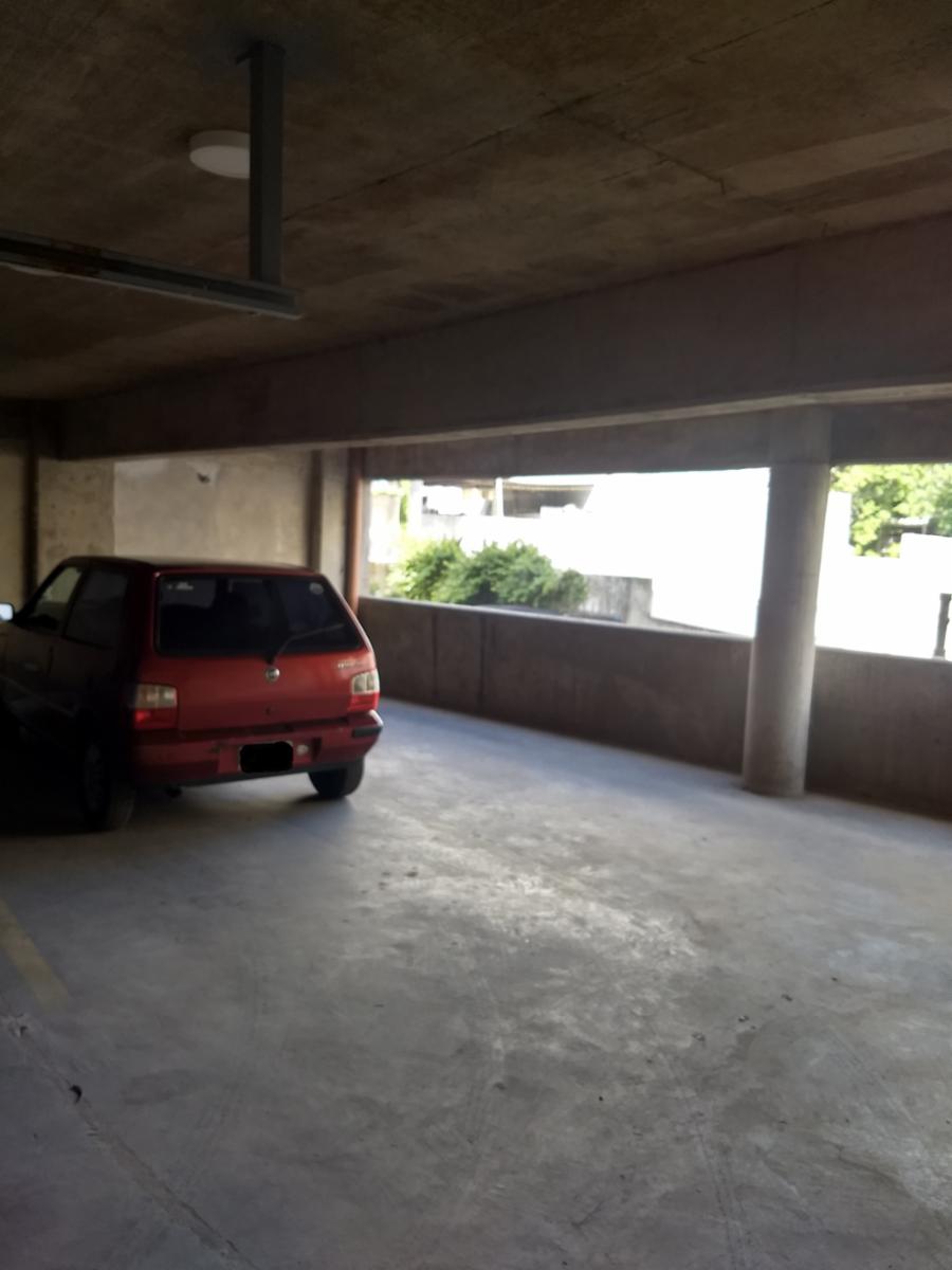Cochera con montacarga.