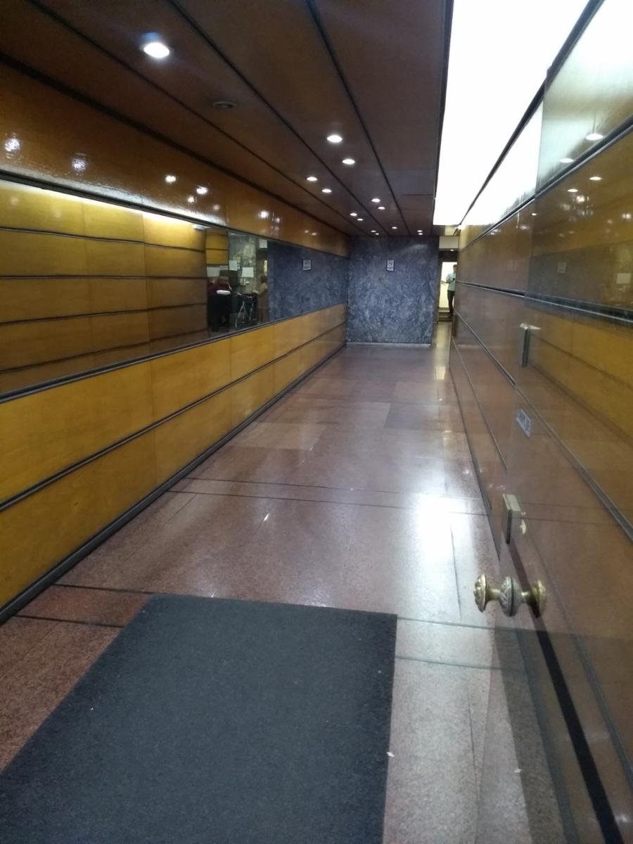 Oficina con baño afuera.