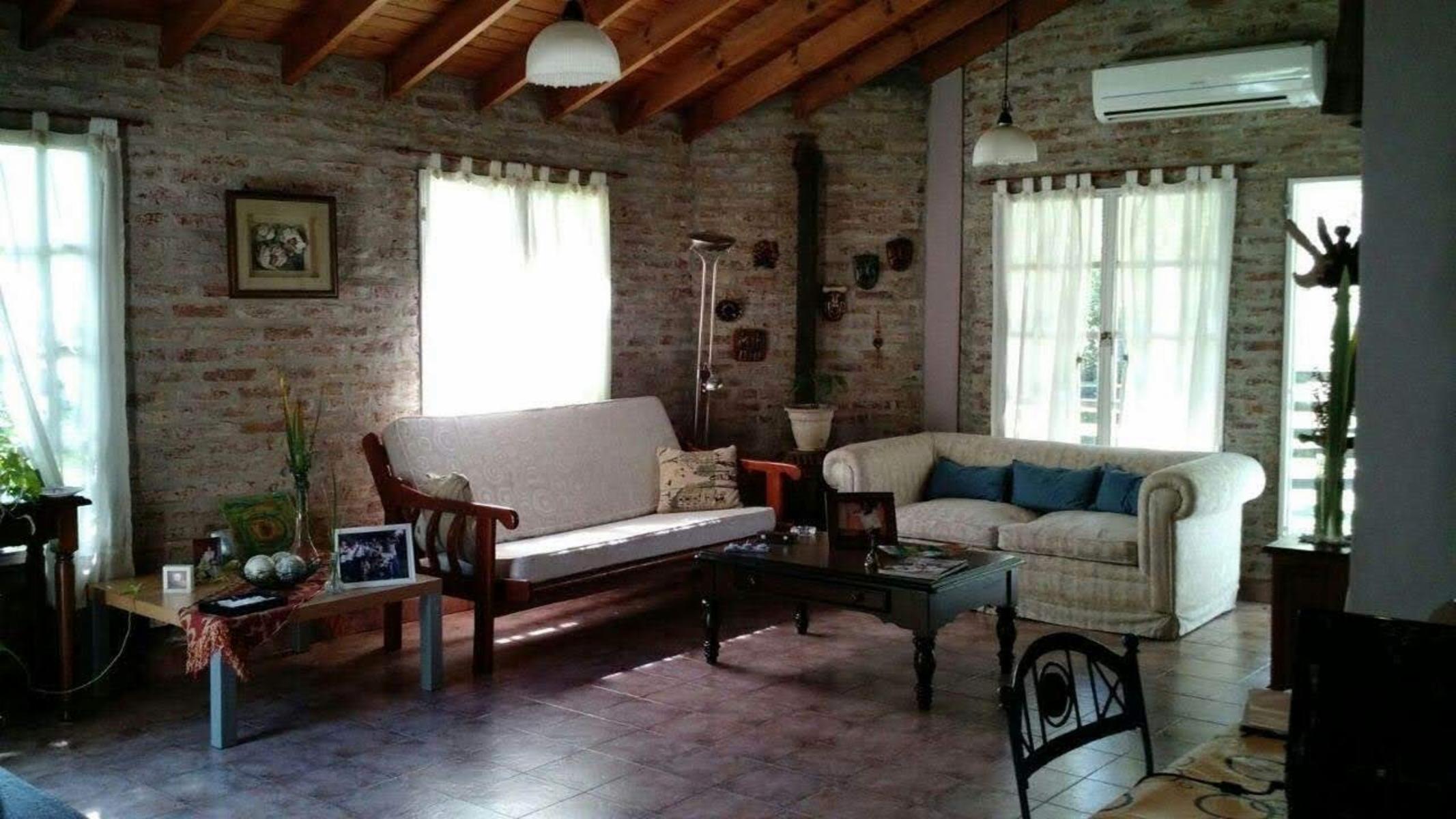 Casa 3 amb. sobre lote propio.