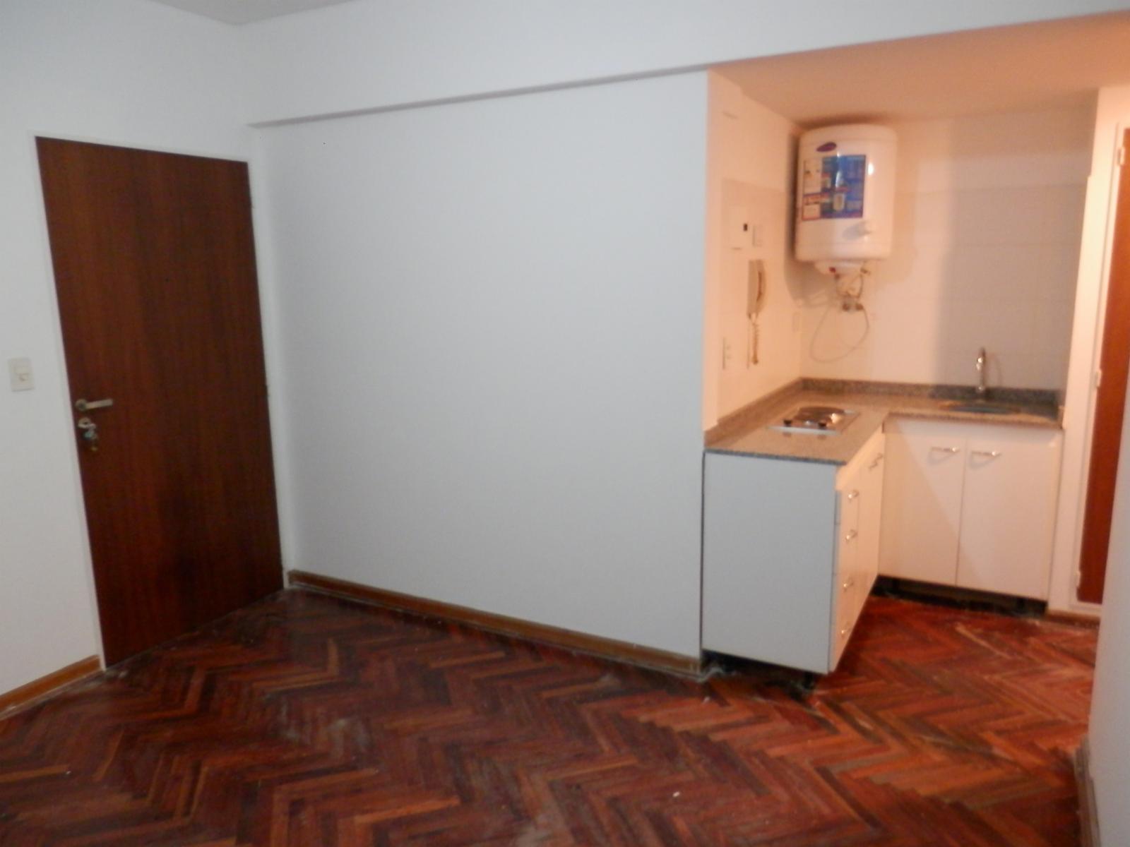 Departamento de dos amb. con patio. Interno.