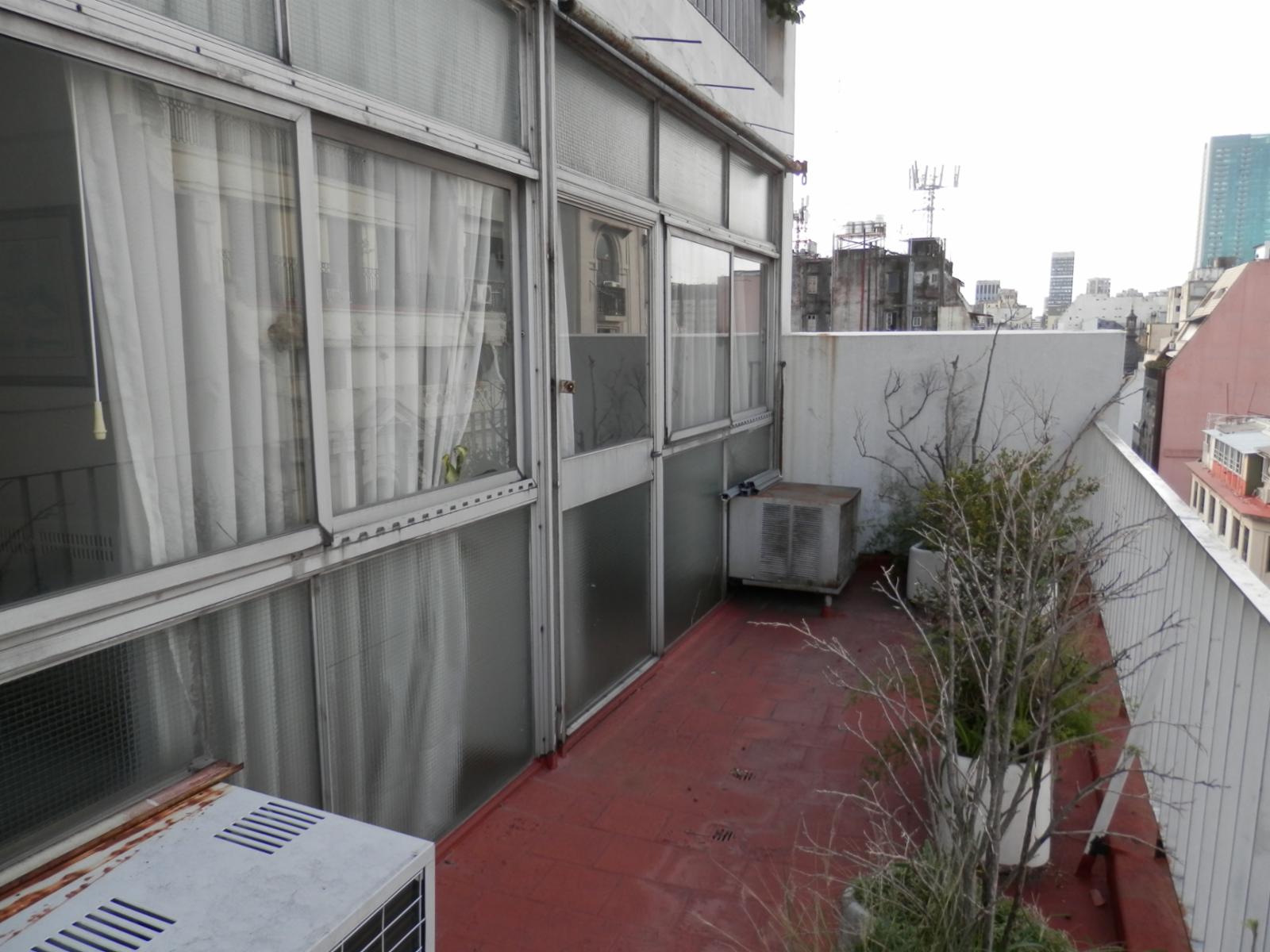 Oficinas con balcón terraza y baños propios
