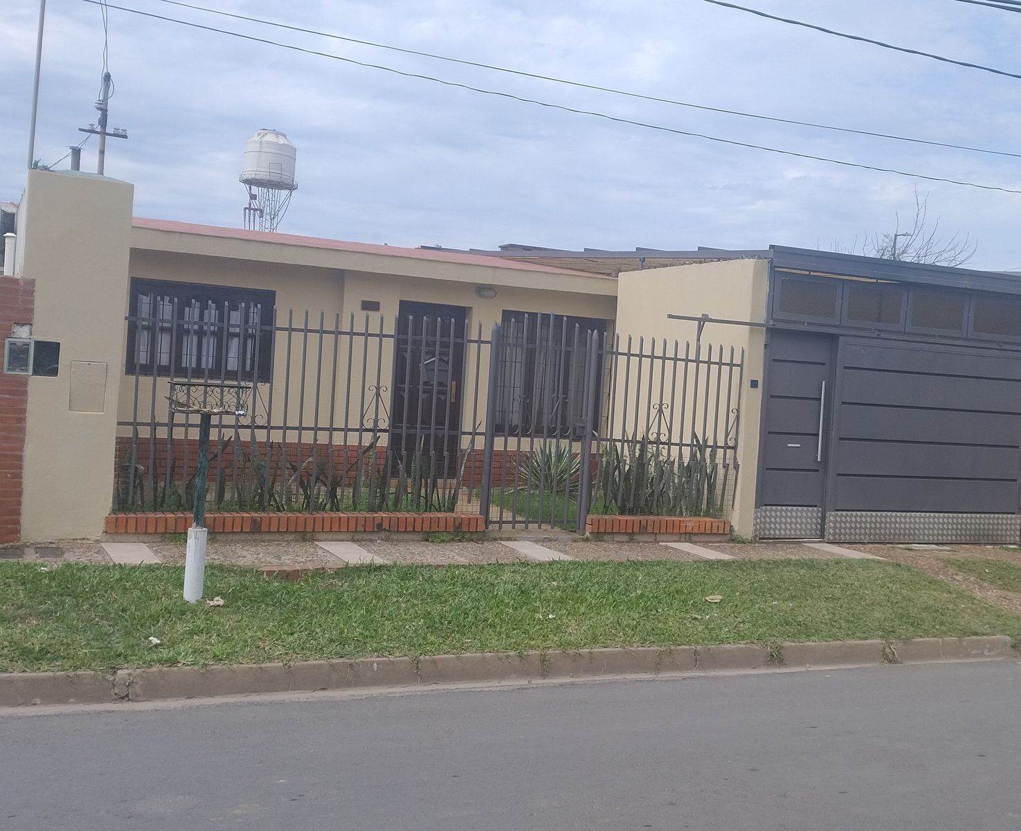 casa de cuatro dormitorios dos baños piscina quincho parrillagarajeparados vehículos