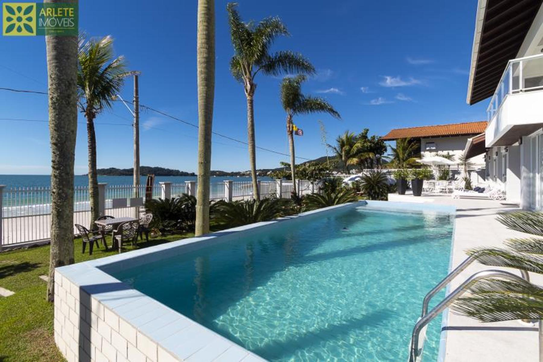 (372)?Playa de Bombinhas?HERMOSA CASA FRENTE AL MAR P/18 PERSONAS