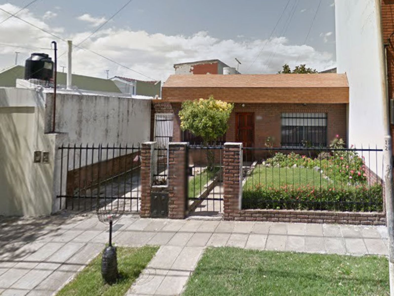 VILLA LUZURIAGA. Casa 3 Ambientes. Fondo libre. Buena ubicación.