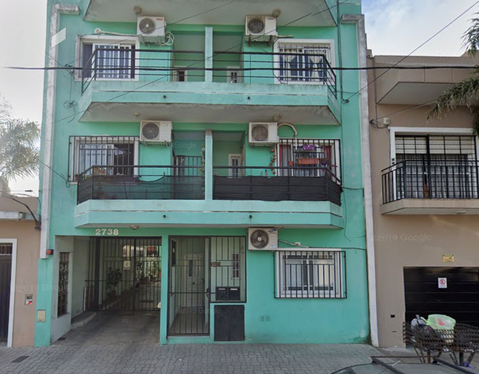 DEPARTAMENTO 2 AMBIENTES 1ER PISO AL FRENTE - COCHERA - TERRAZA PROPIA