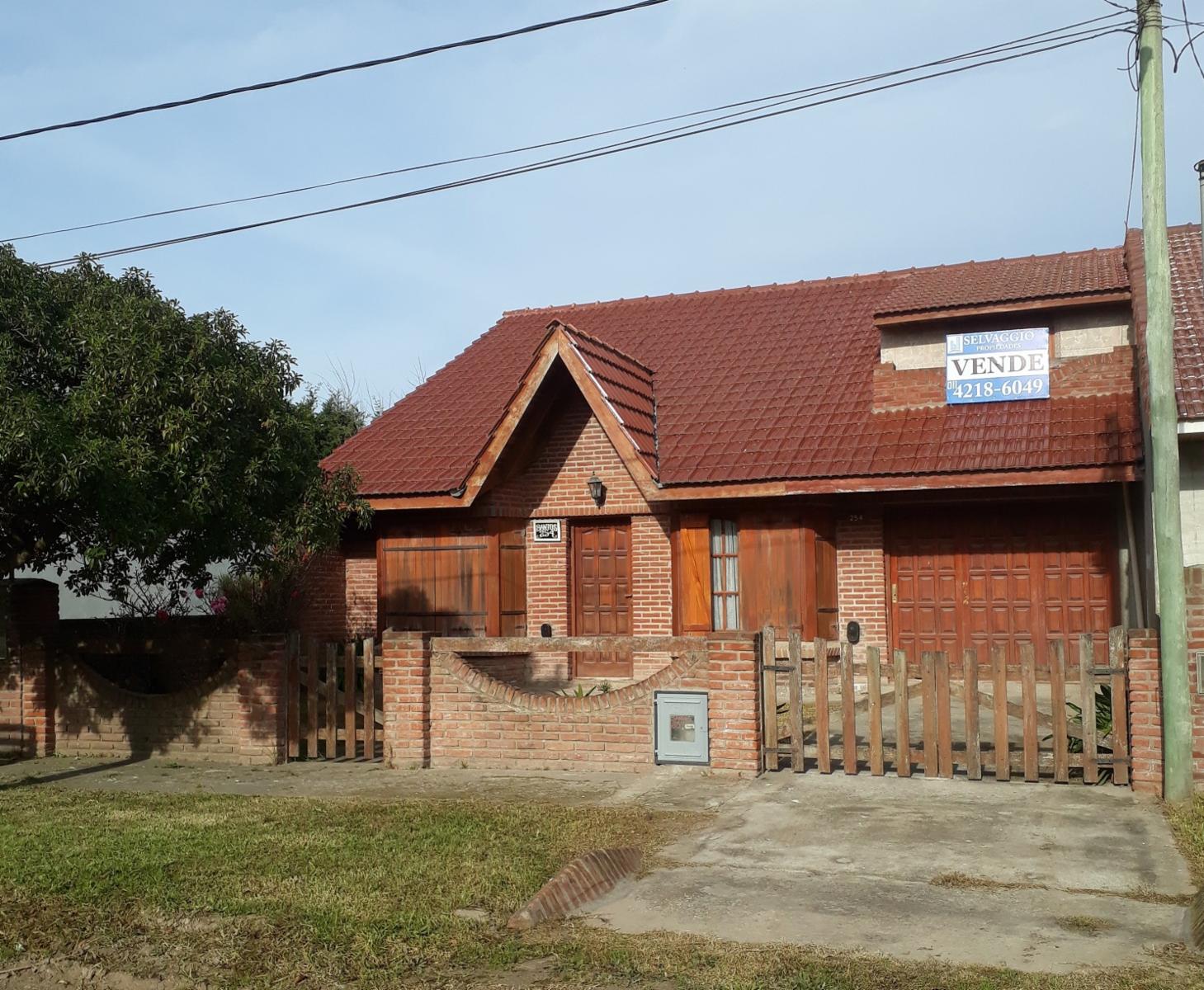 CHALET DE 6 AMBIENTES, DESARROLLADA EN 2 PLANTAS, A 2 CUADRAS DEL MAR.