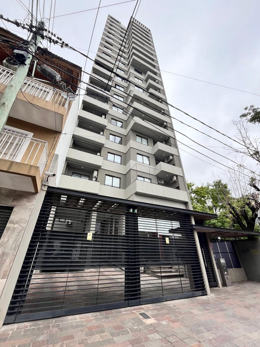 VENTA 2 ambientes de categoría, cochera cubierta