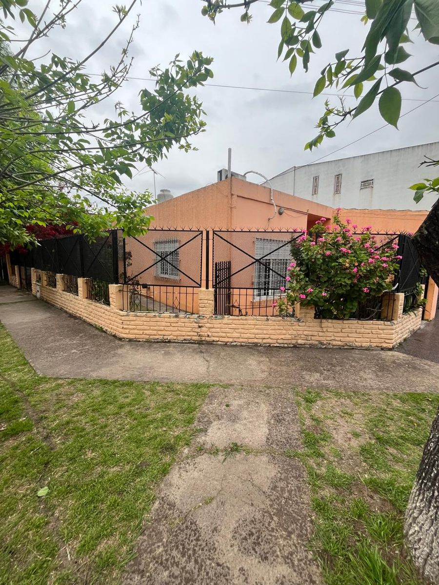 VENTA Linda casa CON LOCAL a pocas cuadras del centro de José C Paz