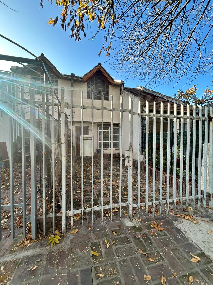 Duplex de 3 ambientes con cochera descubierta