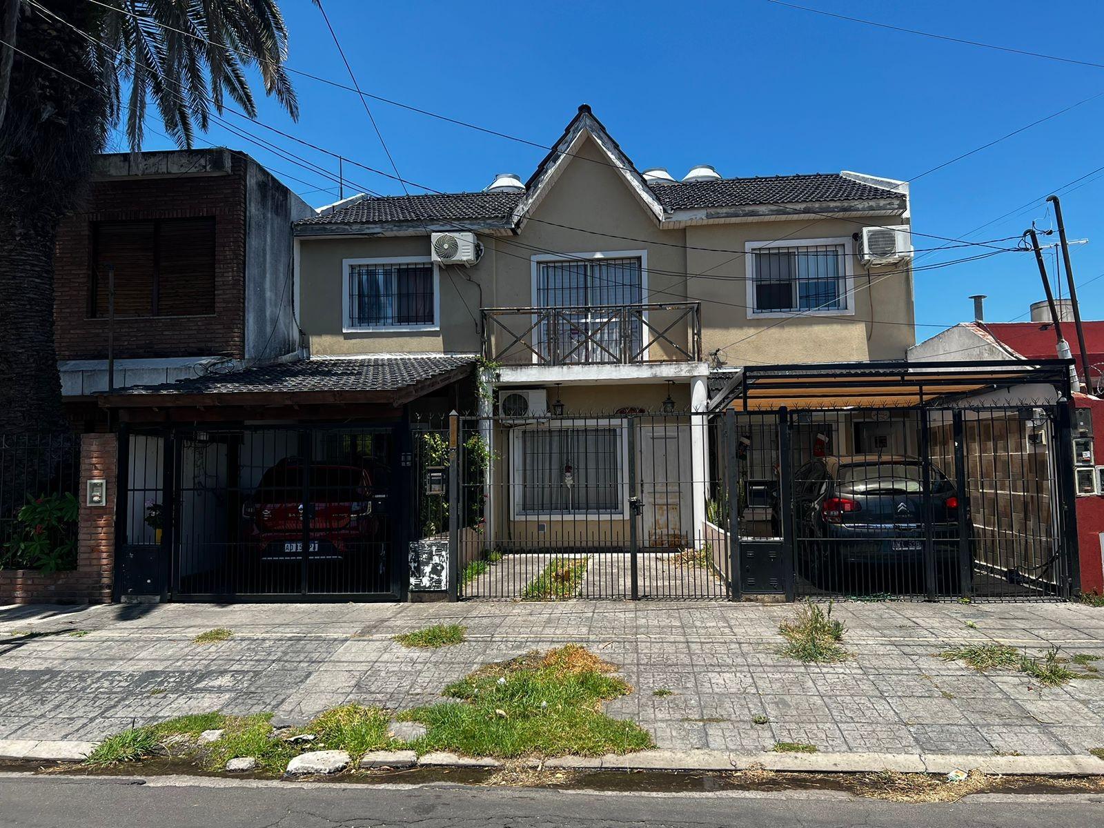 Duplex En Moron De Ambientes Amplios Y Luminosos Con Guardacoches Y Patio - Apto Credito Hipotecario - Se Escucha Oferta Razonable