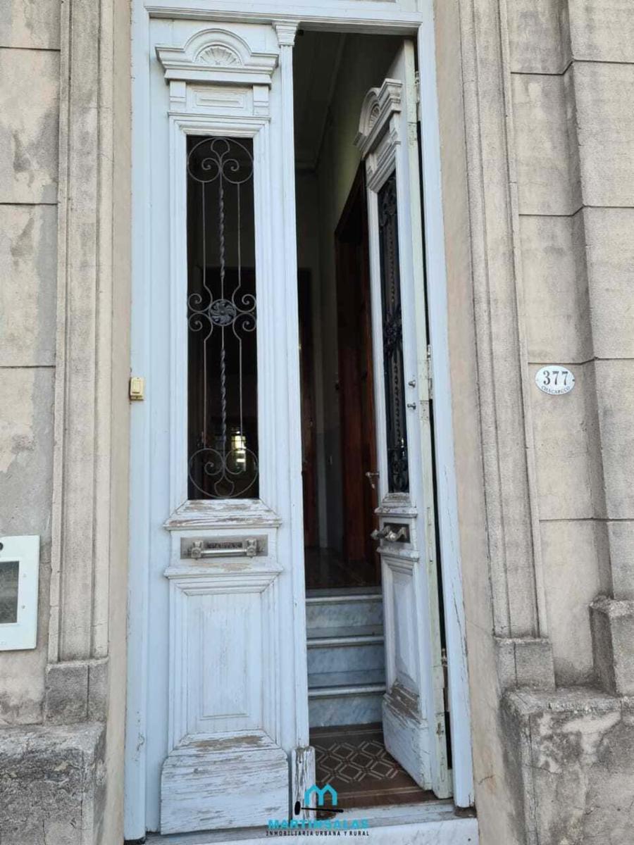 AMPLIA CASA CON TERRENO Y COCHERA - VICTORIA ENTRE RIOS