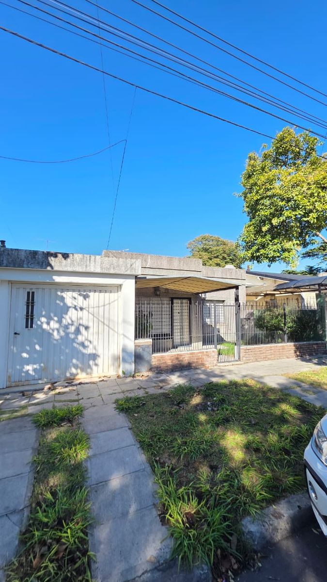 CASA 4 AMBIENTES EN VENTA EN CASTELAR NORTE