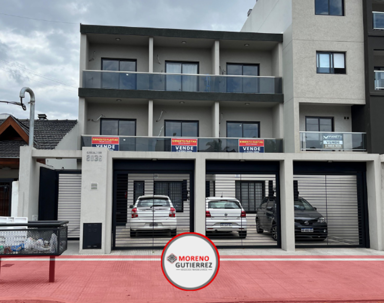 Departamentos dos ambientes en Villa Luzuriaga ubicados en planta baja con ubicación y acceso próximo a importante avenida.