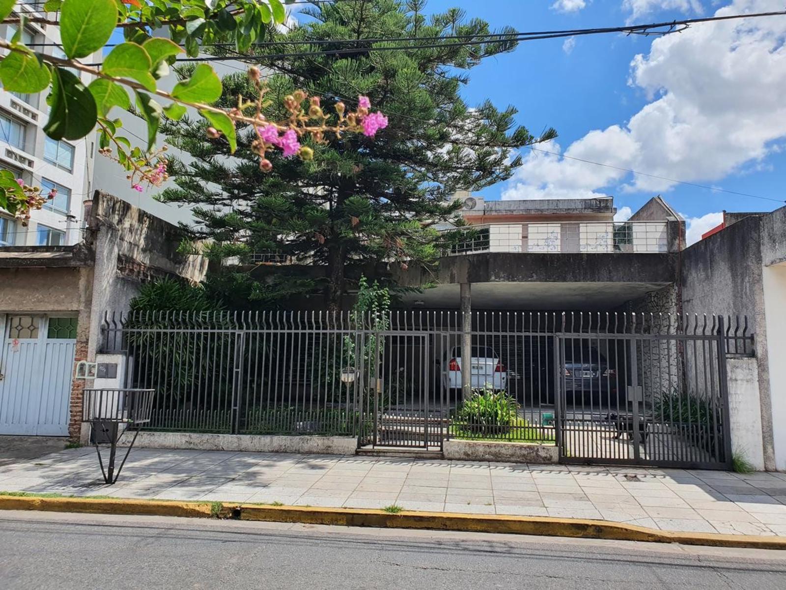 Casa desarrollada en dos plantas ubicada en el área comercial de San justo a tan solo una cuadra de la calle Ignacio Arieta y a dos de la plaza central.