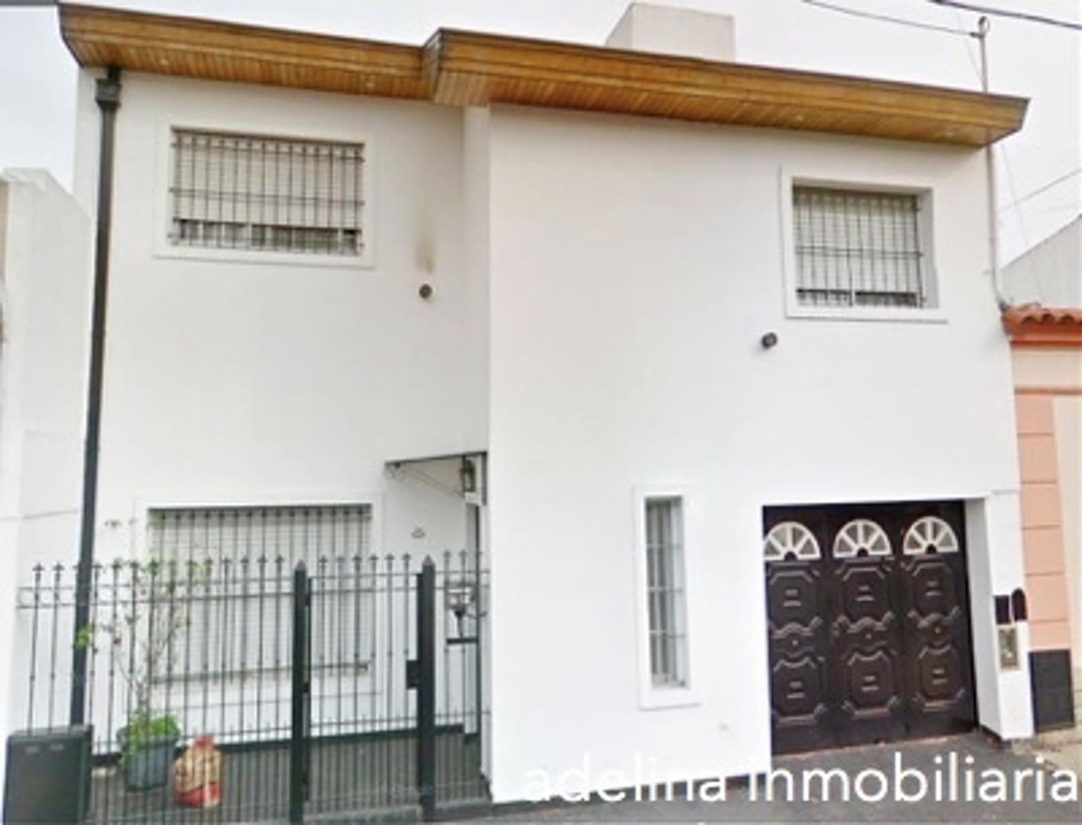 Casa en 2 plantas 5 ambientes con parque, piscina y garaje