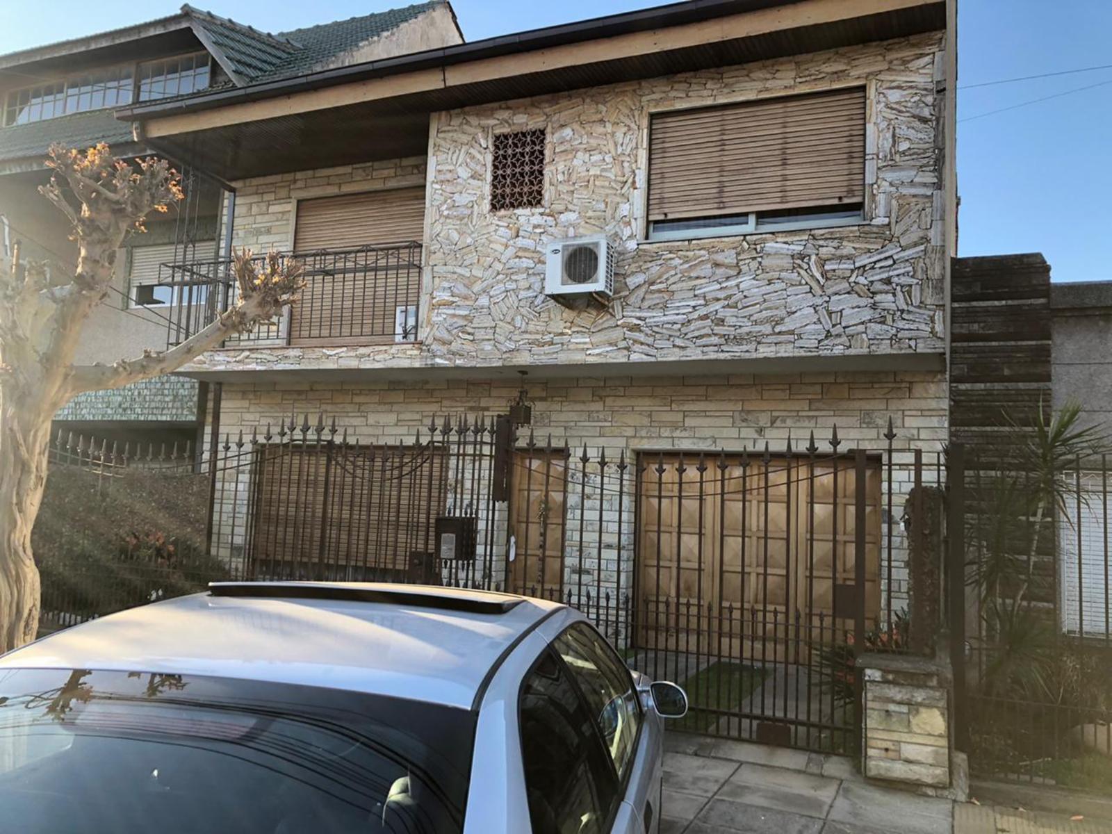 En Venta - Casa Gran Lote en Haedo: Defensa y Mr de Andrea.