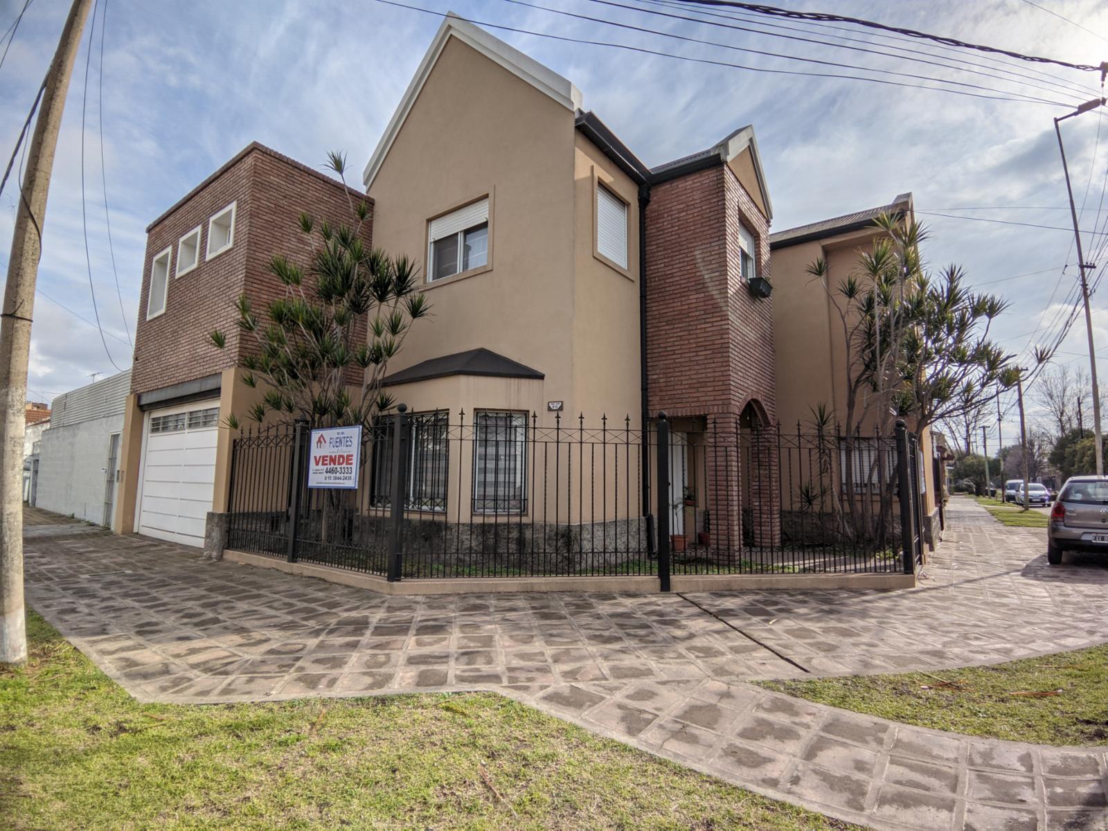 En Venta - Hermoso Chalet 6 Ambientes en Barrio Guemes