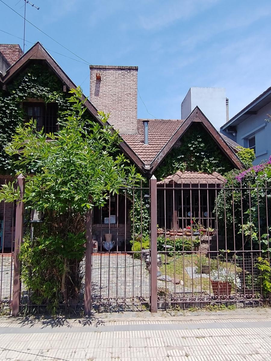 Chalet 6 ambientes, con gran parque y quincho