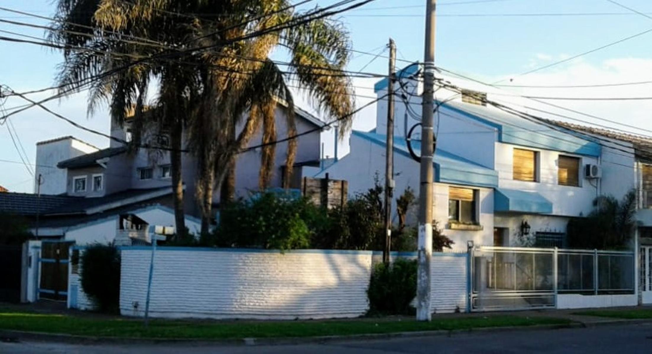Hermoso chalet en esquina, 5 ambientes con cra y entrada p/auto