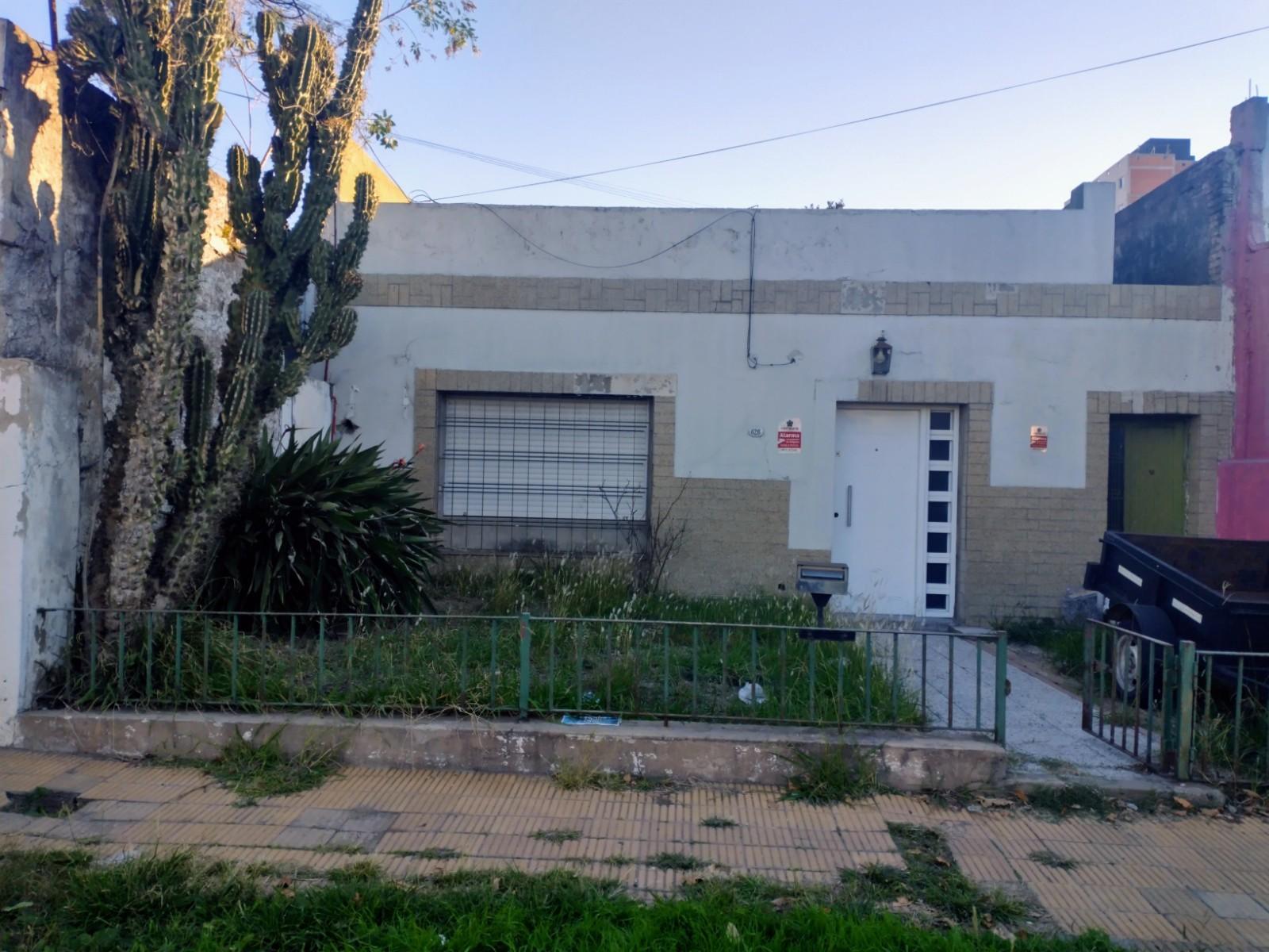 Casa 3 ambientes a refaccionar o lote ideal constructor