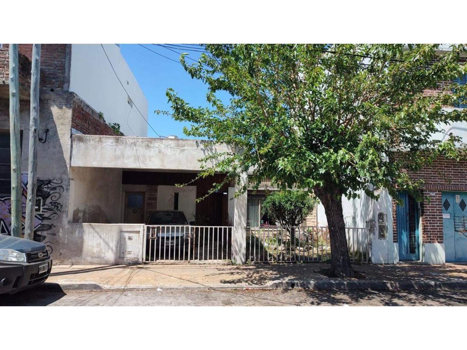 Casa de 3 ambientes a refaccionar con lote de 8,66 X 28,15