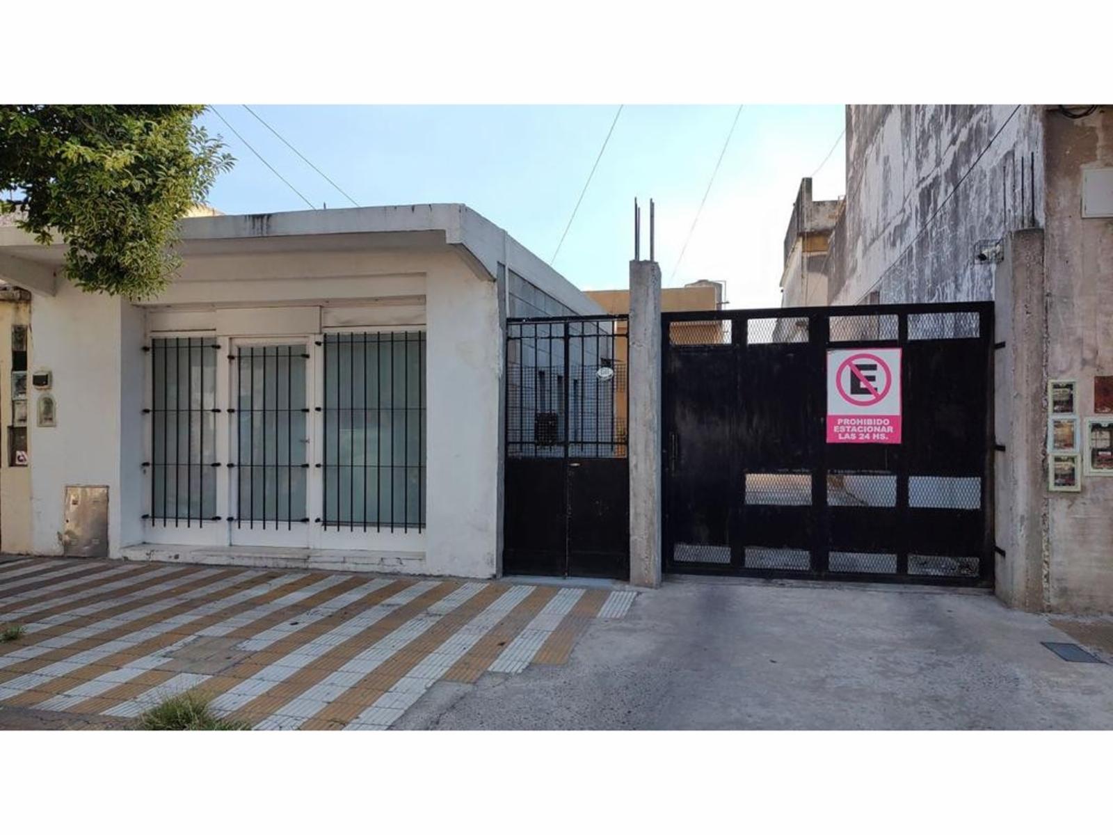 Casa de 4 ambientes con terreno de 8,66 X 58,74 con cocheras para 12 vehículos