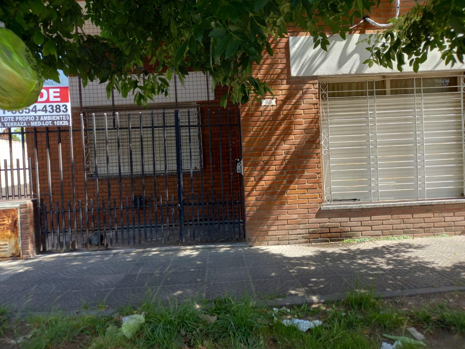 Casa tres ambientes con patio