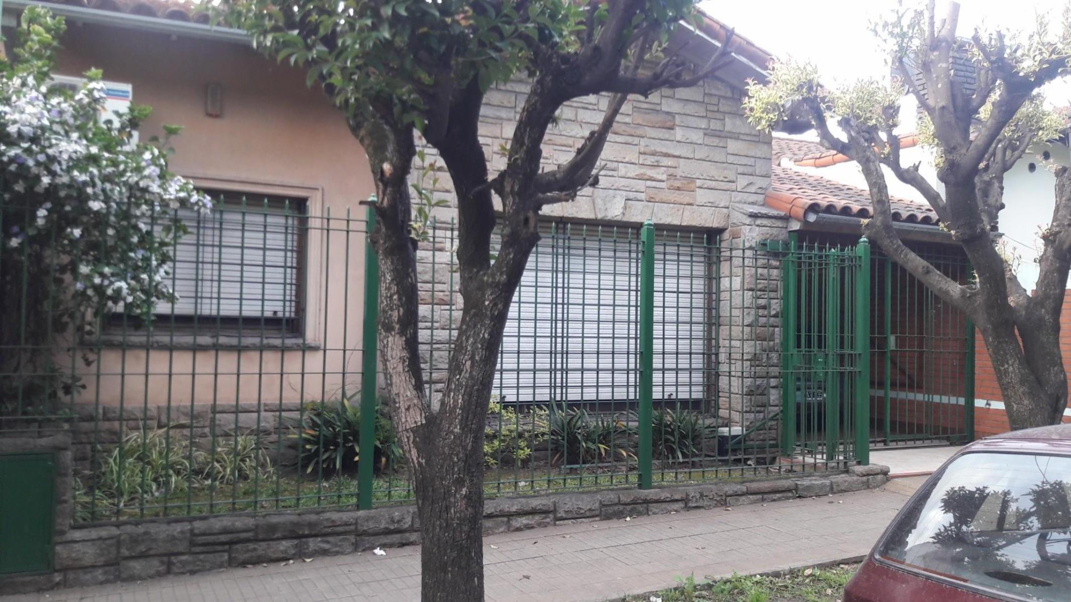 Casa de Tres Ambientes con Jardin y Cochera. Moron Norte.