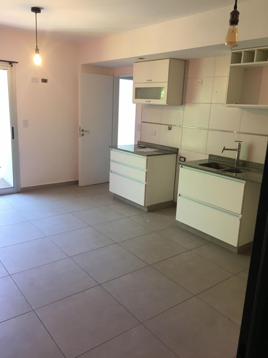 Departamento de dos ambientes con balcon - Moron centro.