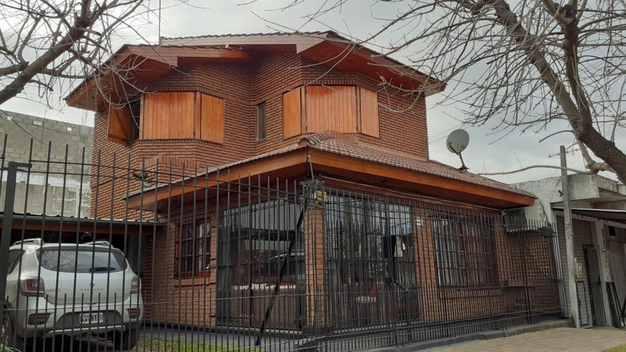 Venta casa + locales en Virrey del Pino