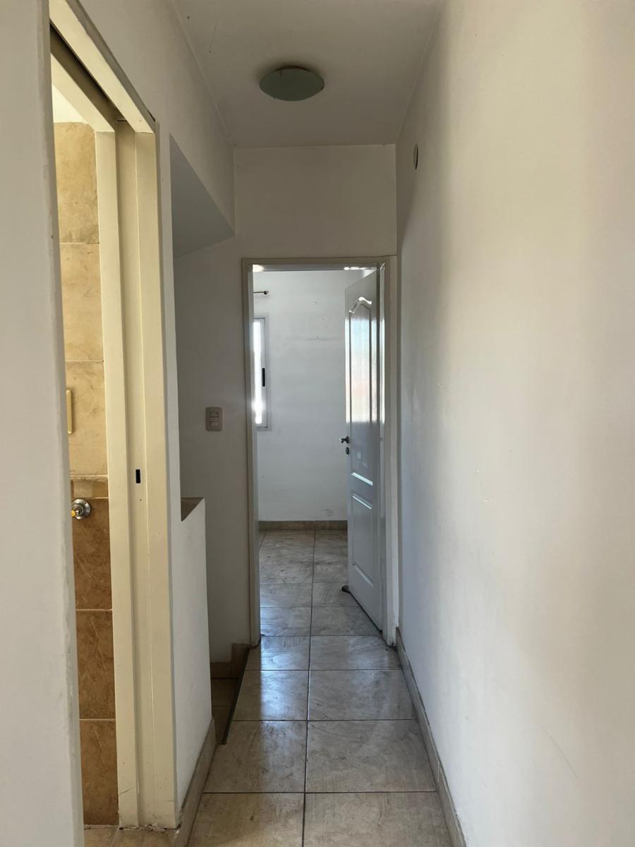 Duplex En Moron De Ambientes Amplios Y Luminosos Con Guardacoches Y Patio - Apto Credito Hipotecario - Se Escucha Oferta Razonable