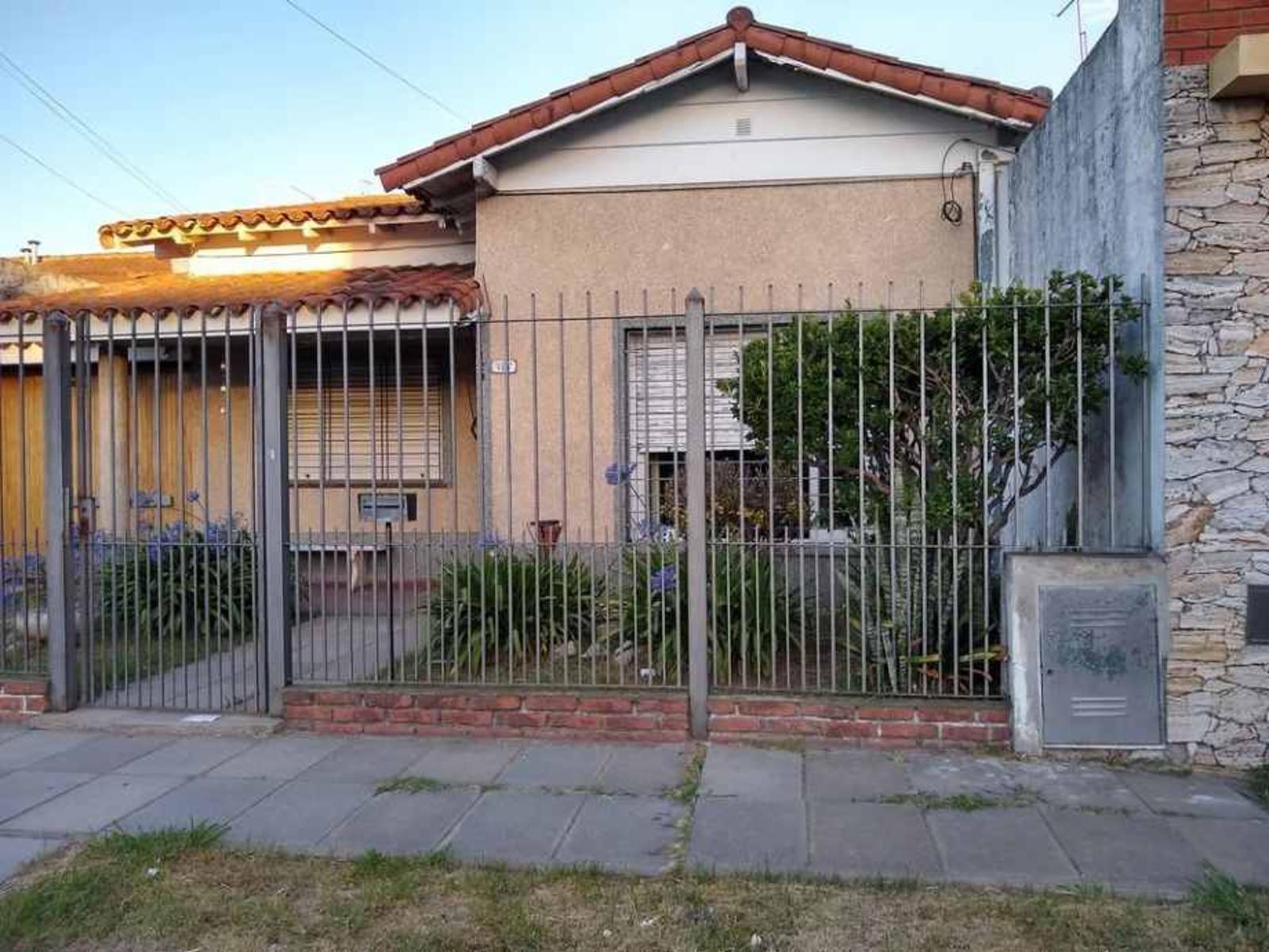 CASA DE 4 AMBIENTES EN LOTE DE 10X40 EN VENTA - VILLA TESEI