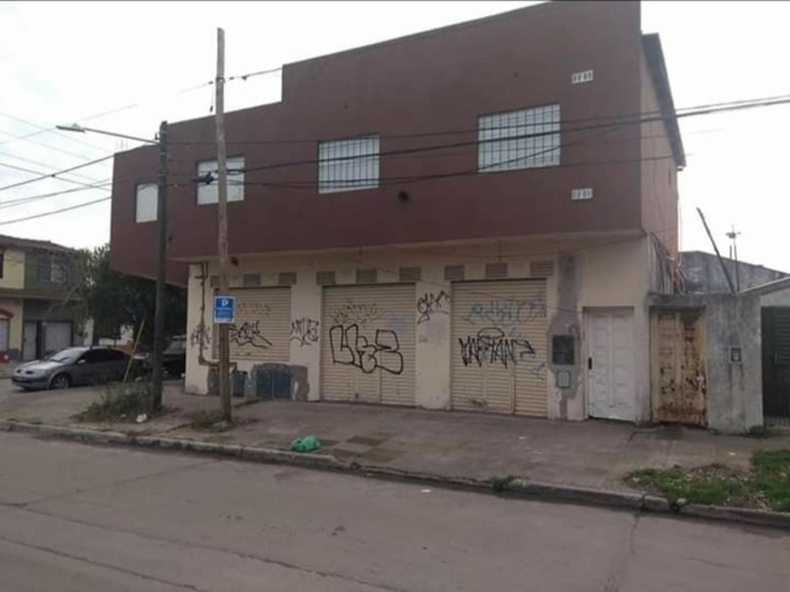 BLOCK EN VENTA DE 3 LOCALES + 5 DEPARTAMENTOS - ITUZAINGO