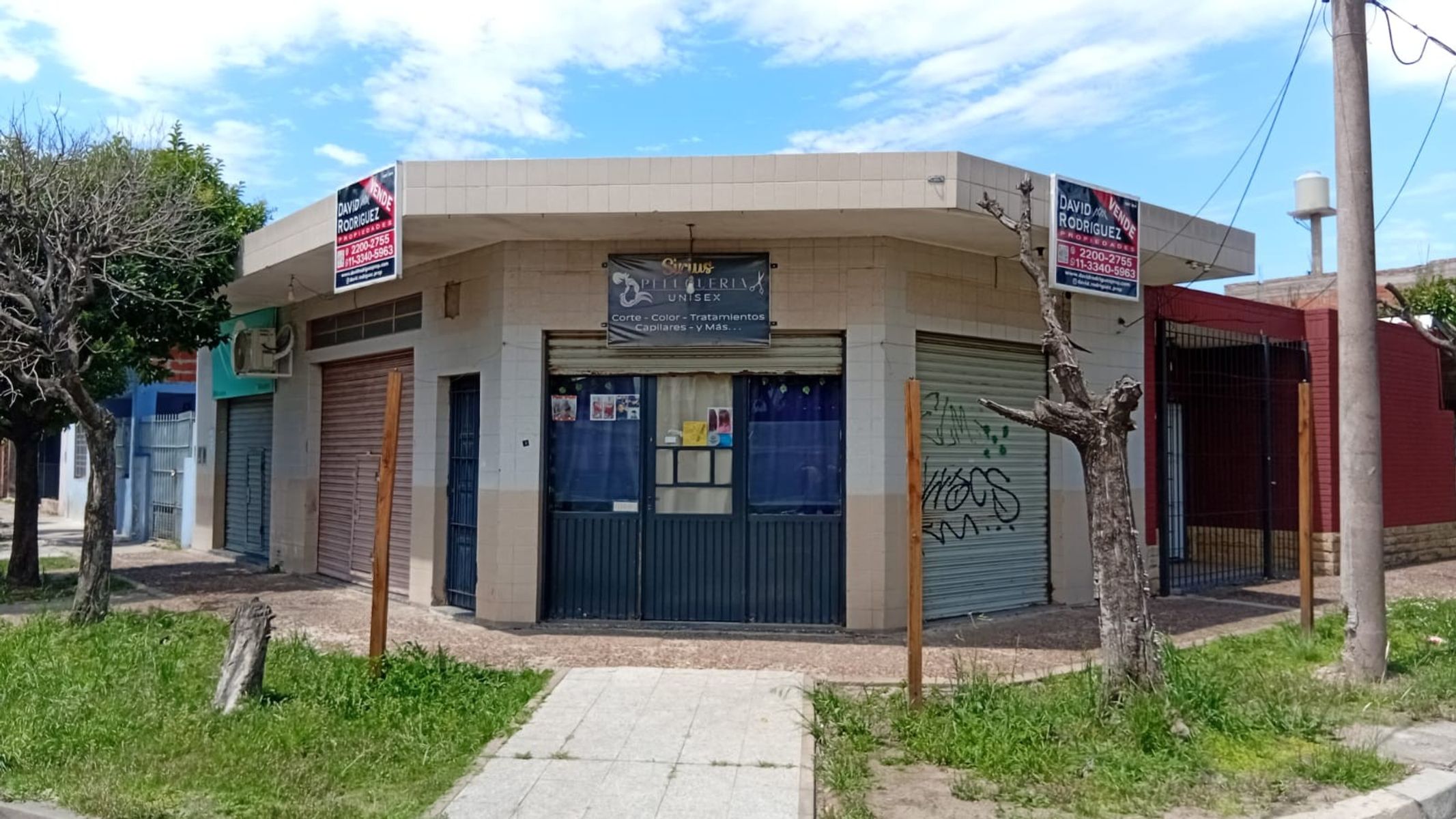 CASA CON 3 LOCALES COMERCIALES EN VENTA EN MORON SUR