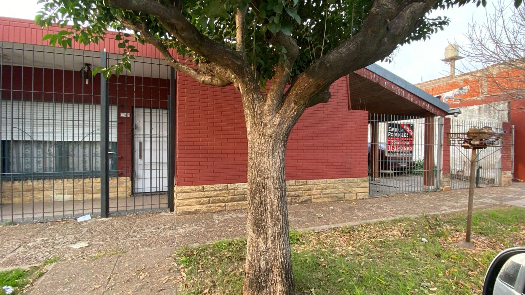 CASA CON 3 LOCALES COMERCIALES EN VENTA EN MORON SUR
