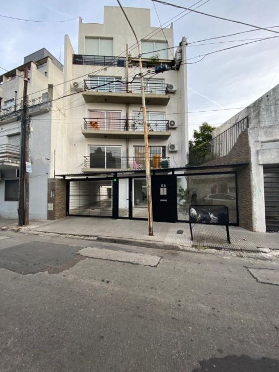 MONOAMBIENTE CON TERRAZA PROPIA MAS COCHERA -