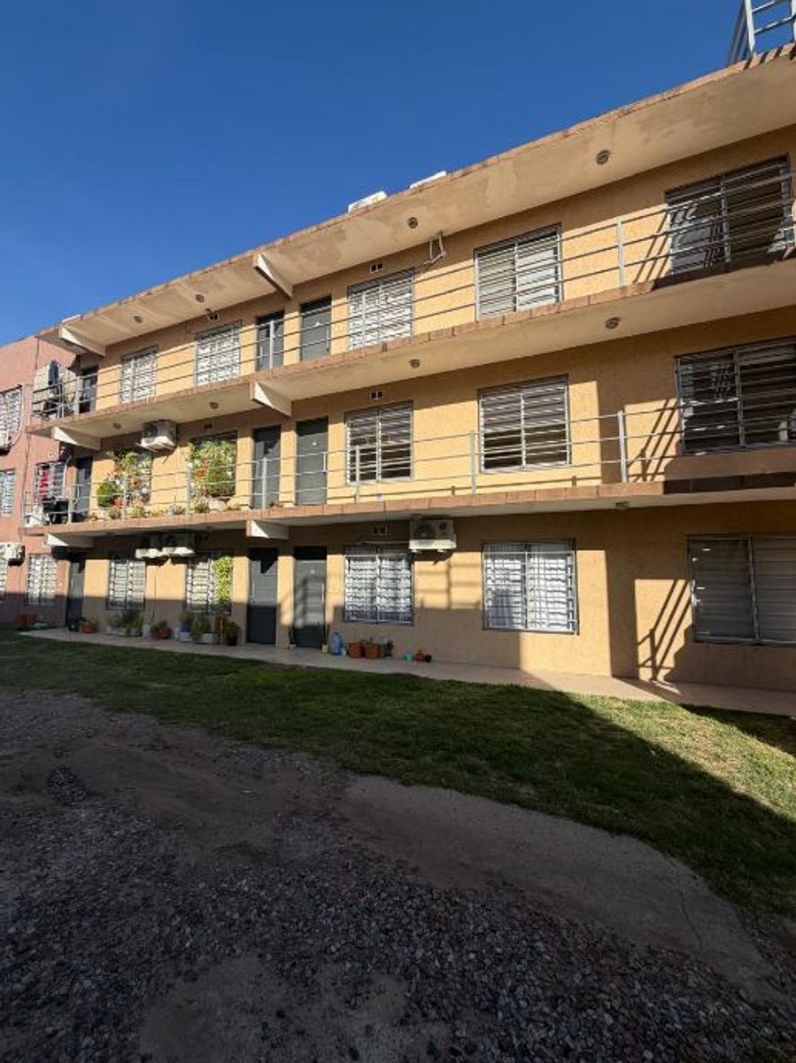 DEPARTAMENTO DE 2 AMBIENTES CON COCHERA