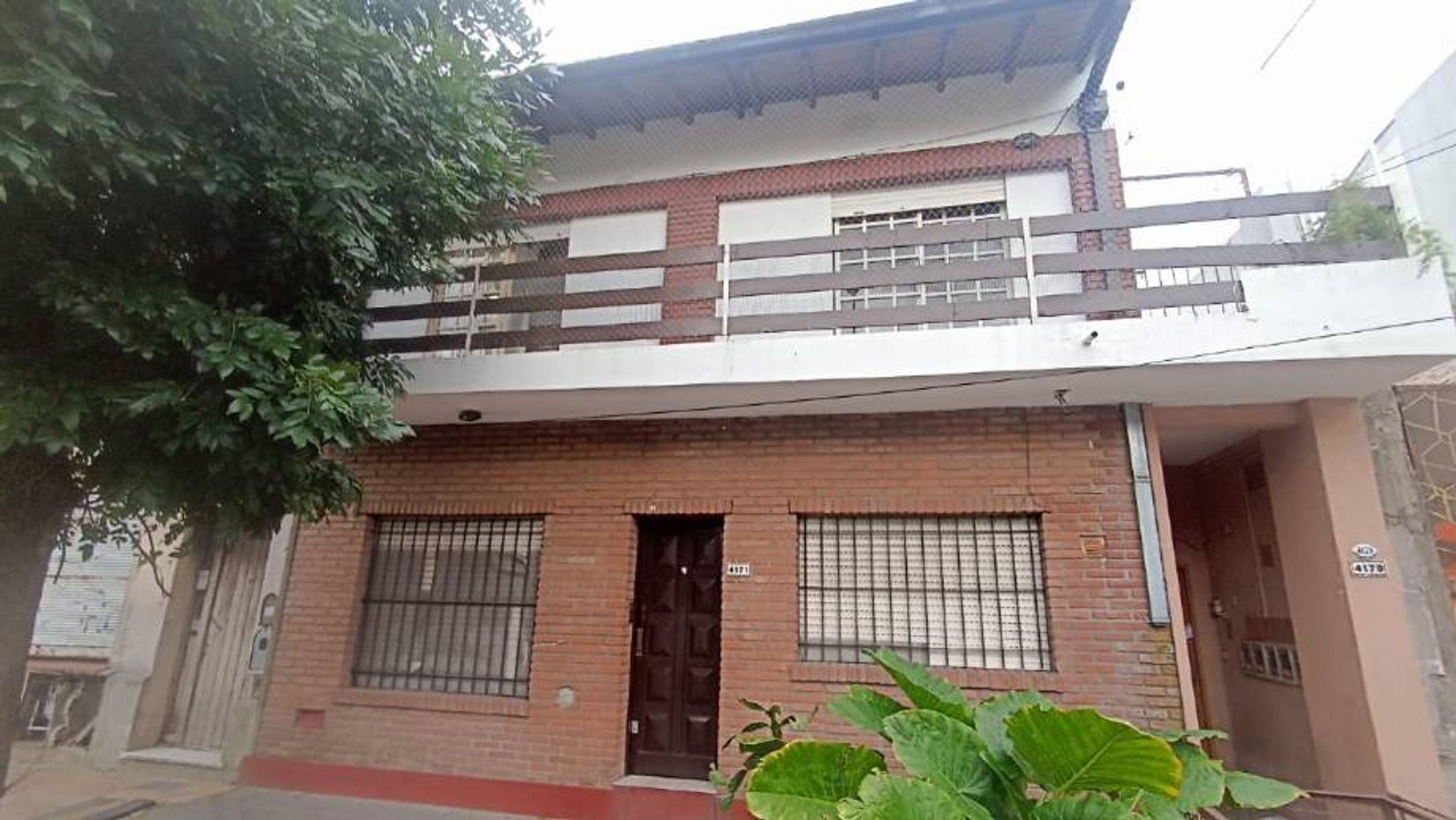 DEPARTAMENTO PH DE 3 AMBIENTES AL FRENTE PRIMER PISO POR ESCALERA -