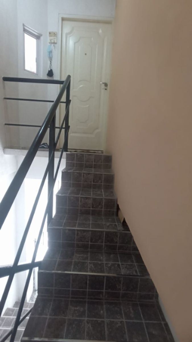 DEPARTAMENTO PH DE 4 AMBIENTES AL FRENTE PRIMER PISO POR ESCALERA -