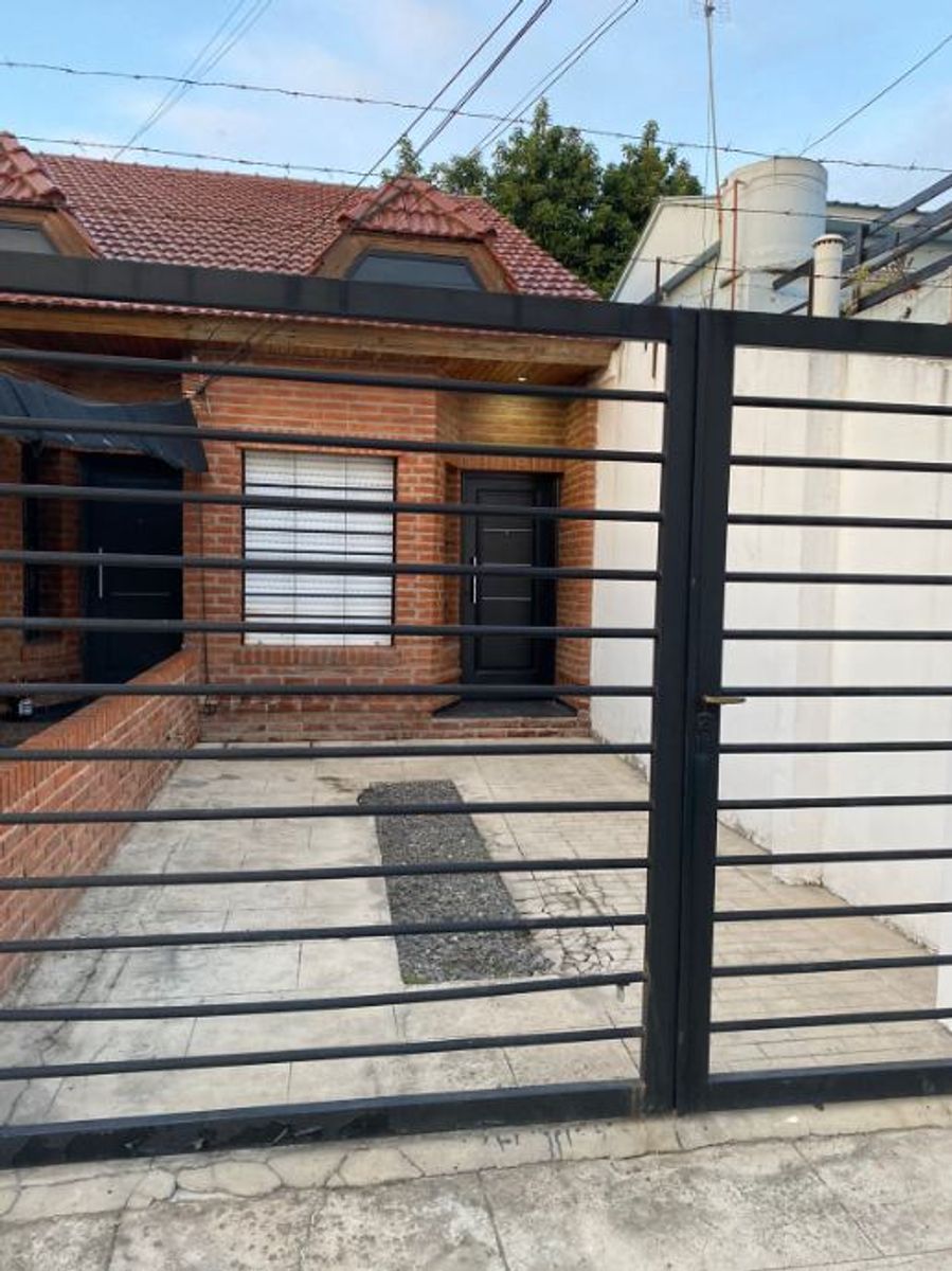 DUPLEX DE 2 AMBIENTES CON COCHERA -