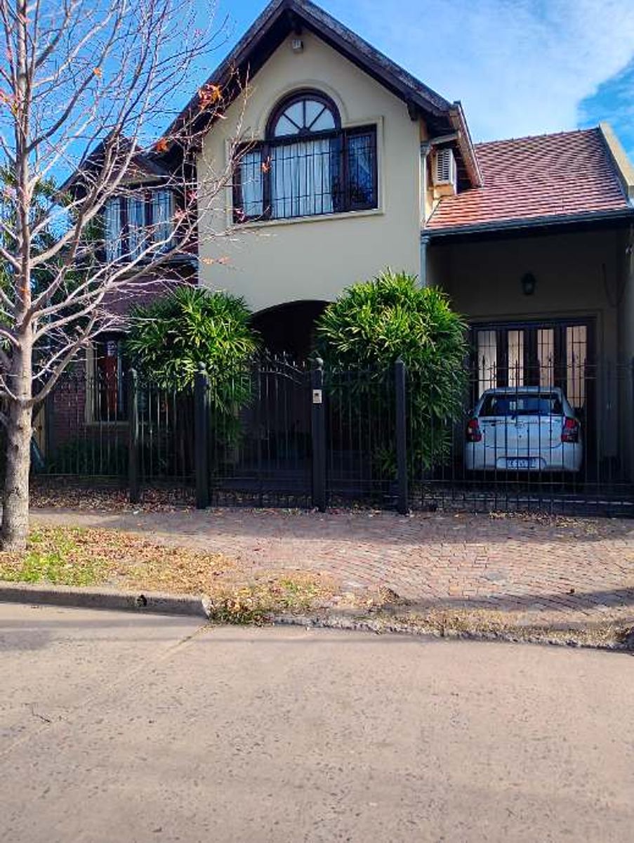 IMPONENTE CHALET EN DOS PLANTAS DE 6 AMBIENTES - CASTELAR NORTE