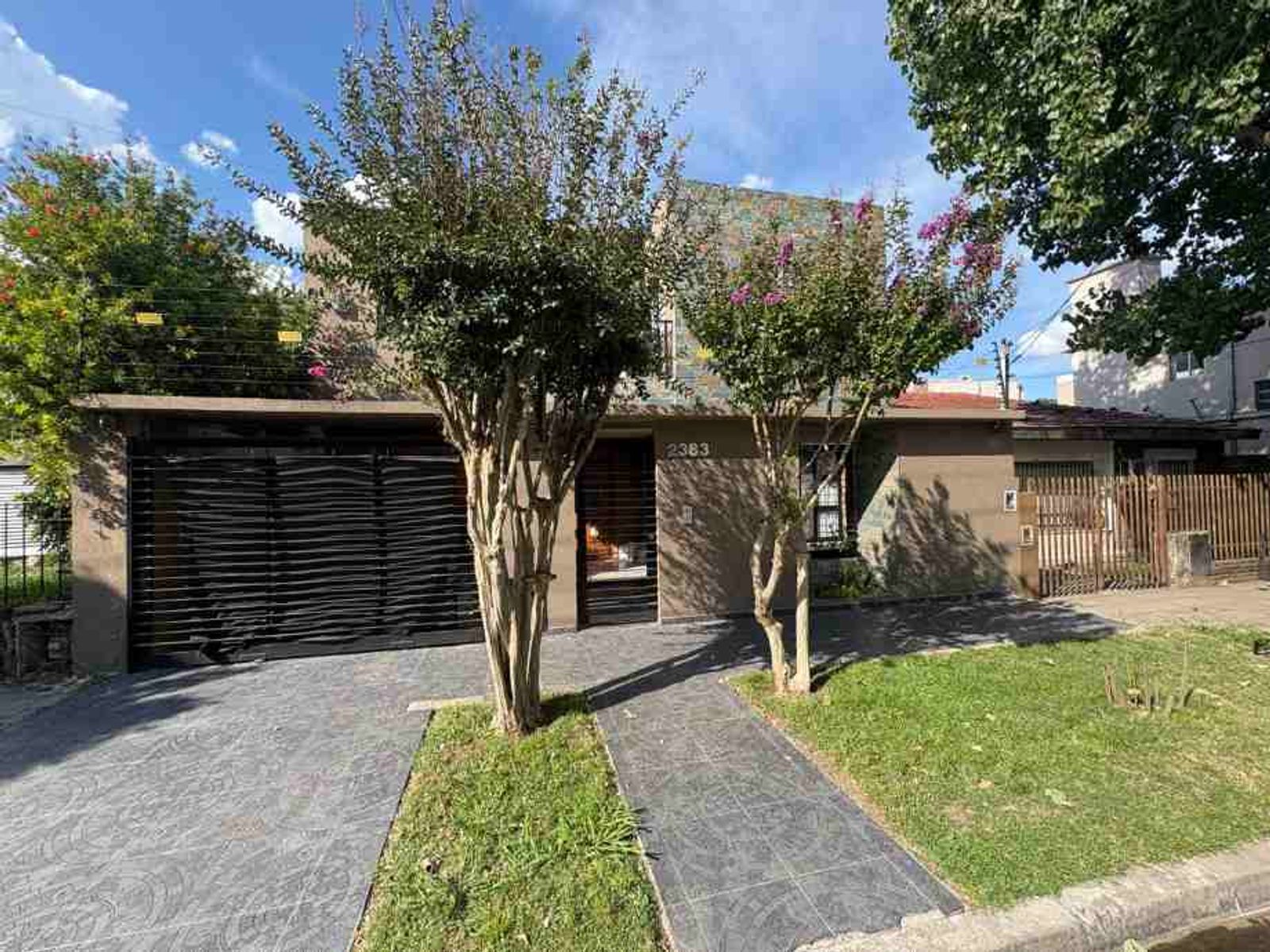 CASA MINIMALISTA DE 5 AMBIENTES EN VENTA - ITUZAINGO NORTE