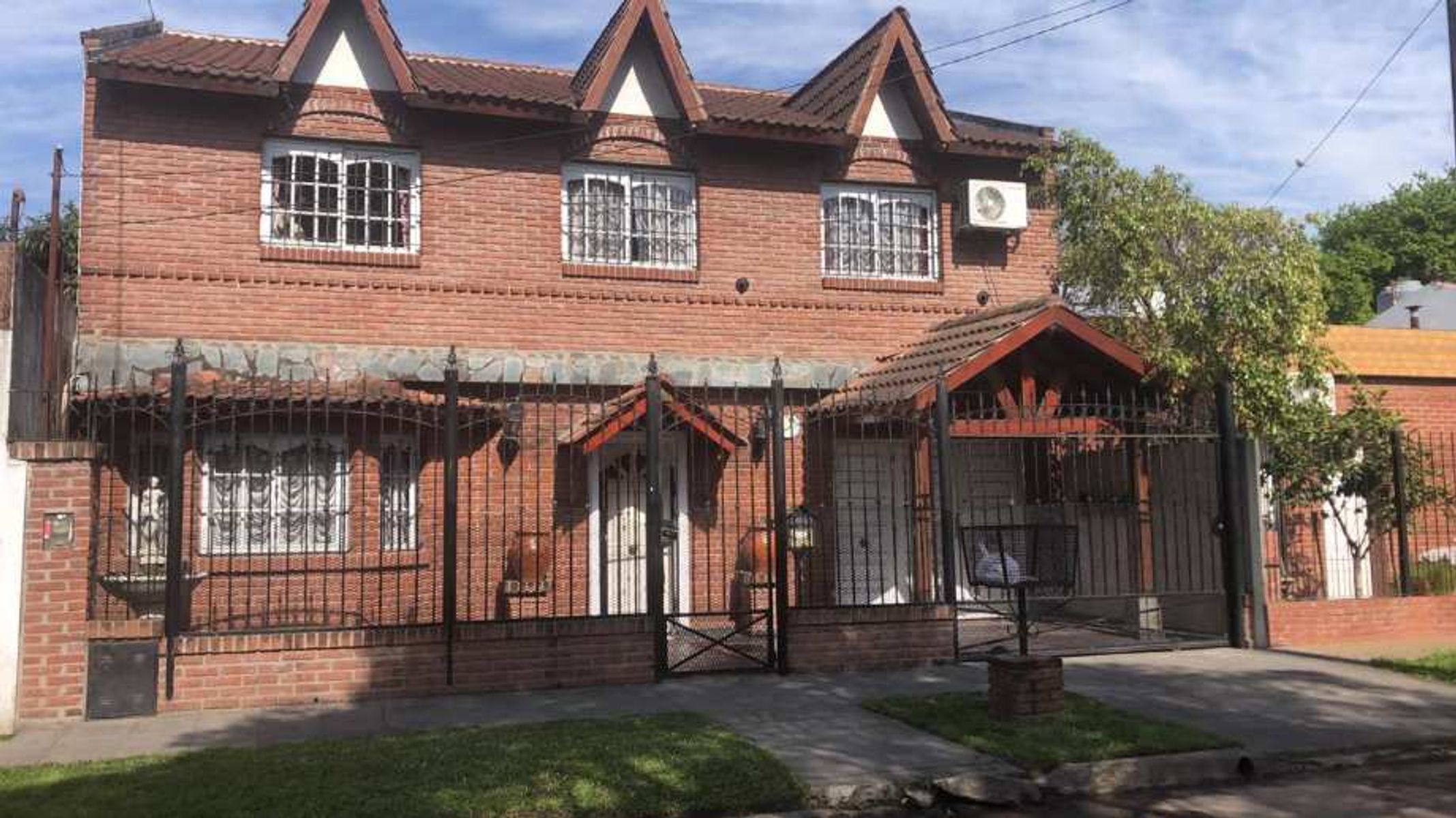 CHALET DE 4 AMBIENTES EN VENTA - ITUZAINGO NORTE
