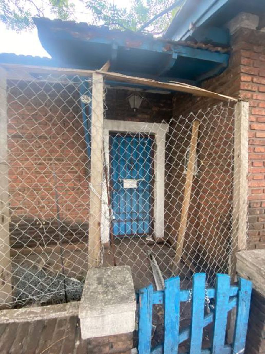 CASA DE 3 AMBIENTES A REFACCIONAR EN VENTA - CASTELAR NORTE