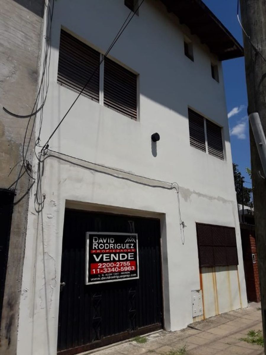 CHALET DE 4 AMBIENTES EN VENTA - MORON