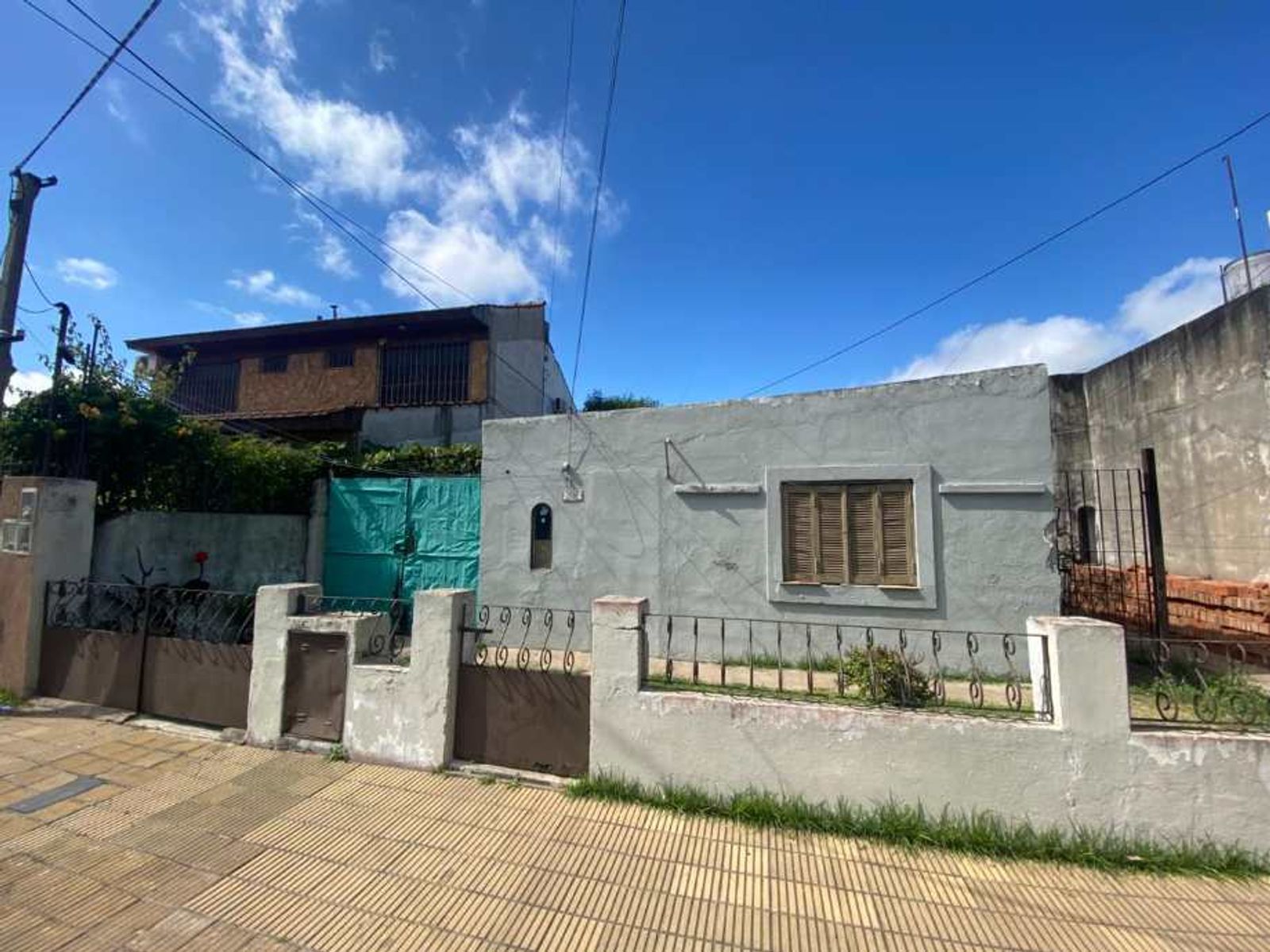 CASA MUTIFAMILIAR EN VENTA - CASTELAR NORTE