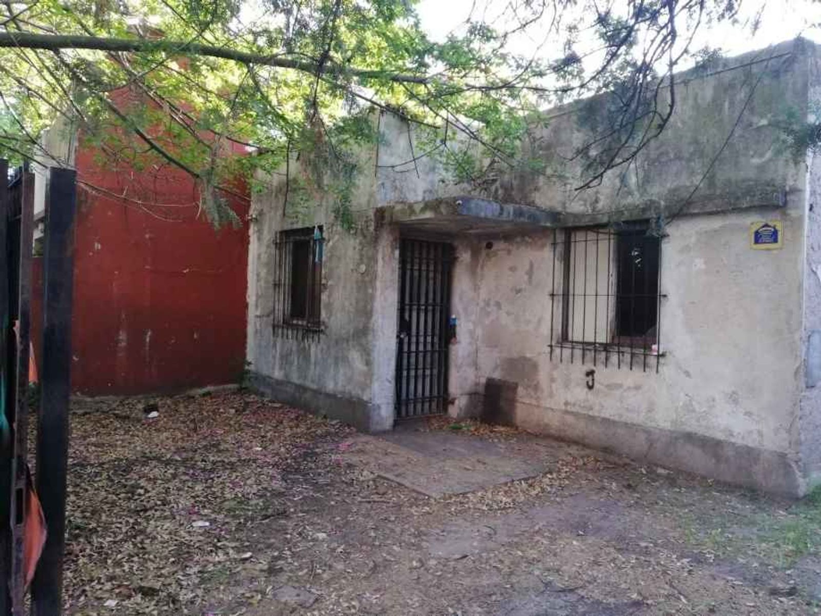 CASA AMERICANA DE 4 AMBIENTES A REFACCIONAR EN VENTA - MORON CENTRO