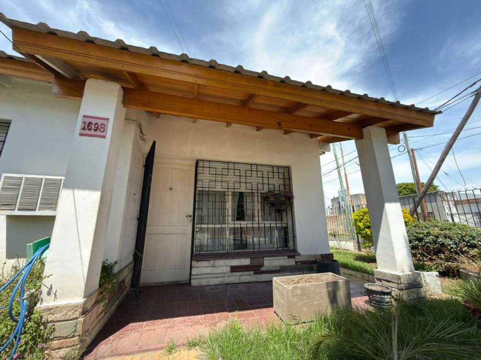 CHALET DE 6 AMBIENTES EN ESQUINA