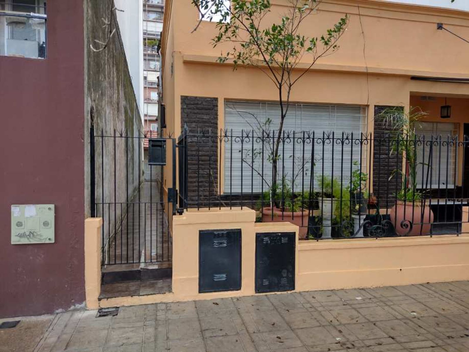 CASA EN VENTA IDEAL PARA 2 FAMILIAS -MORON