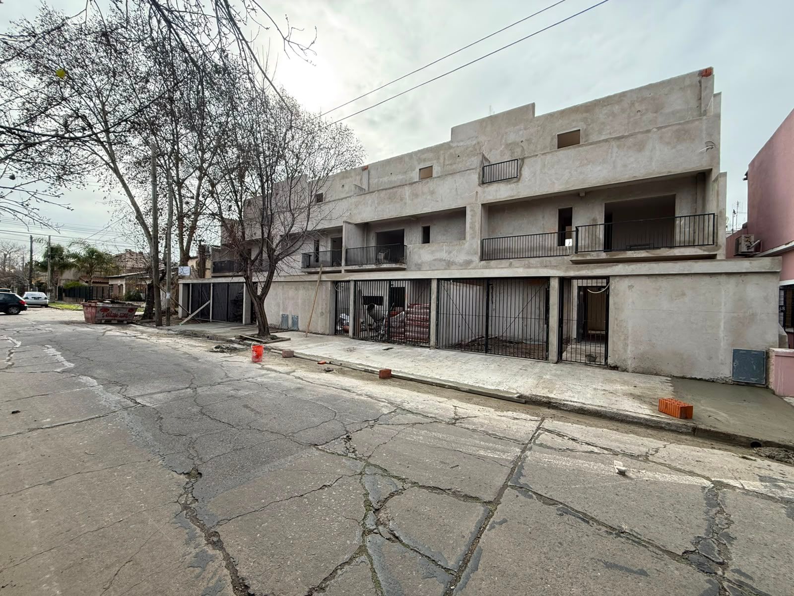 PRE VENTA DE DEPARTAMENTO TIPO DUPLEX DE 3 AMBIENTE CON COCHERA Y PATIO - CASTELAR SUR